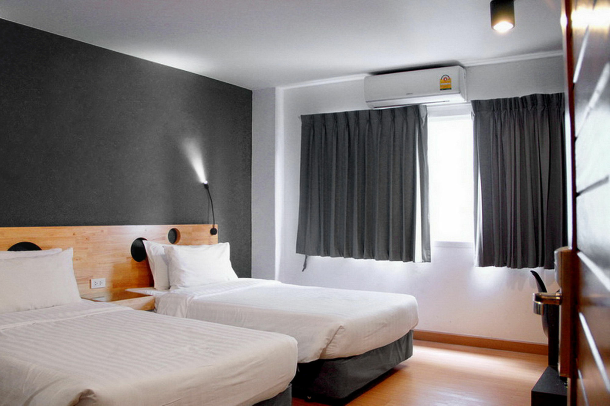 Mybed Sathorn Hotel Bangkok Ngoại thất bức ảnh